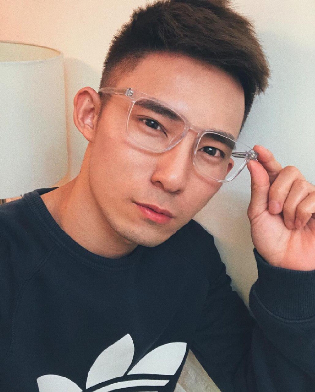 小伟的第一张照片--爱情114